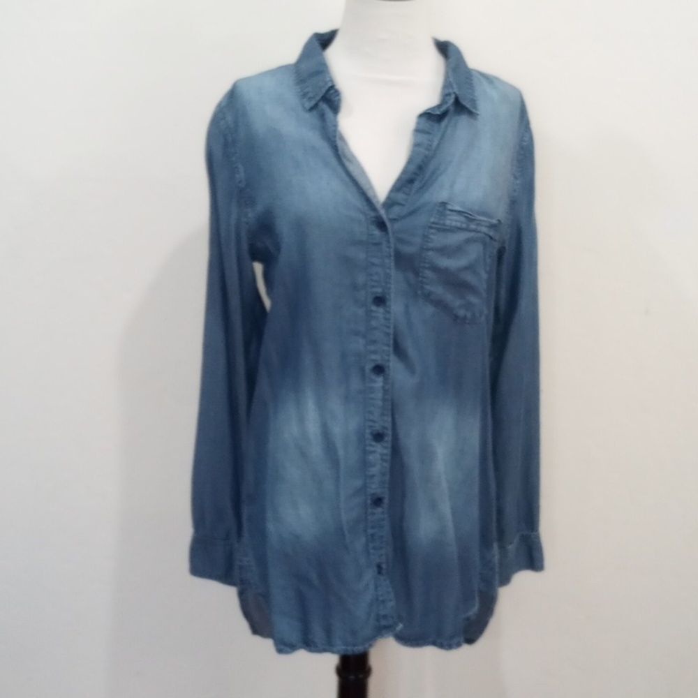 Anthropologie Bella Dahl Faded Wash Blue Chambray Shirt Tail Button Down, Size S